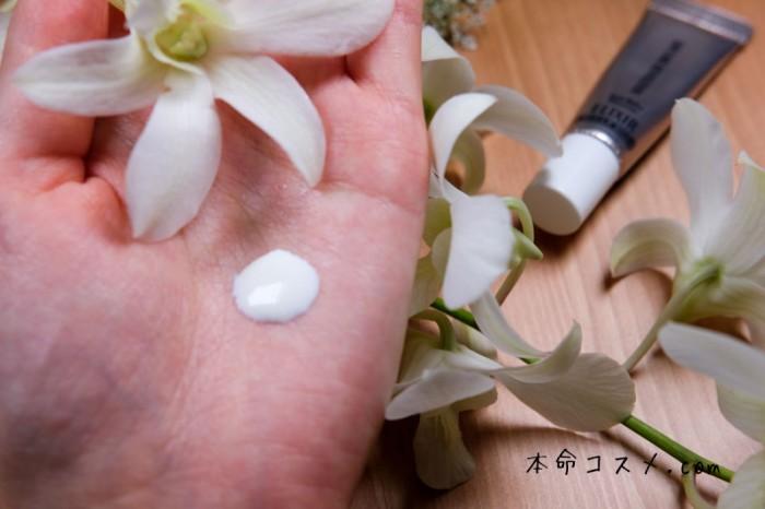 エリクシールホワイト日中乳液を手に出してみました
